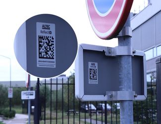 Reflecterende labels met barcodes op verkeersborden