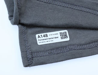 A148 - Permanent hechtend label op textiel